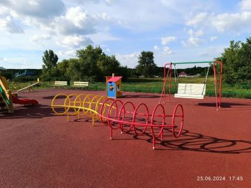 Смонтированная большая детская площадка с EPDM покрытием и разнообразным игровым оборудованием 2024